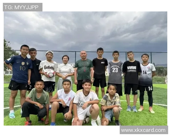 弹吉他唱足球明星的梦想之旅与音乐的激情碰撞 弹吉他唱足球明星的梦想之旅与音乐的激情碰撞